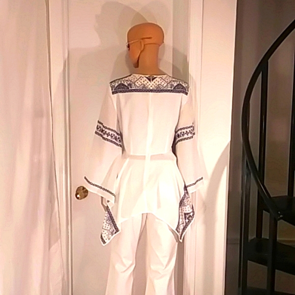 🔥 NWT BCBG white Navy Blue & Tan V-Neck Batwing Horizontal Top. - Picture 8 of 10